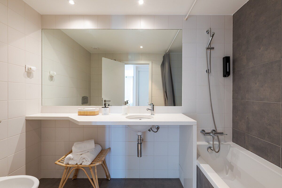 hgs-stylish-downtown-apartment-9